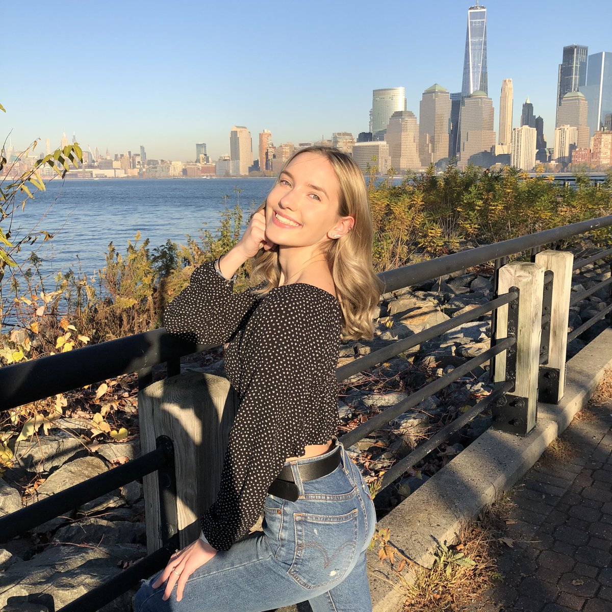 taylor_lynnb's tweet photo. blessed to see another year 💛 last year as a teen :) #19 https://t.co/DXuIdY3ZAq