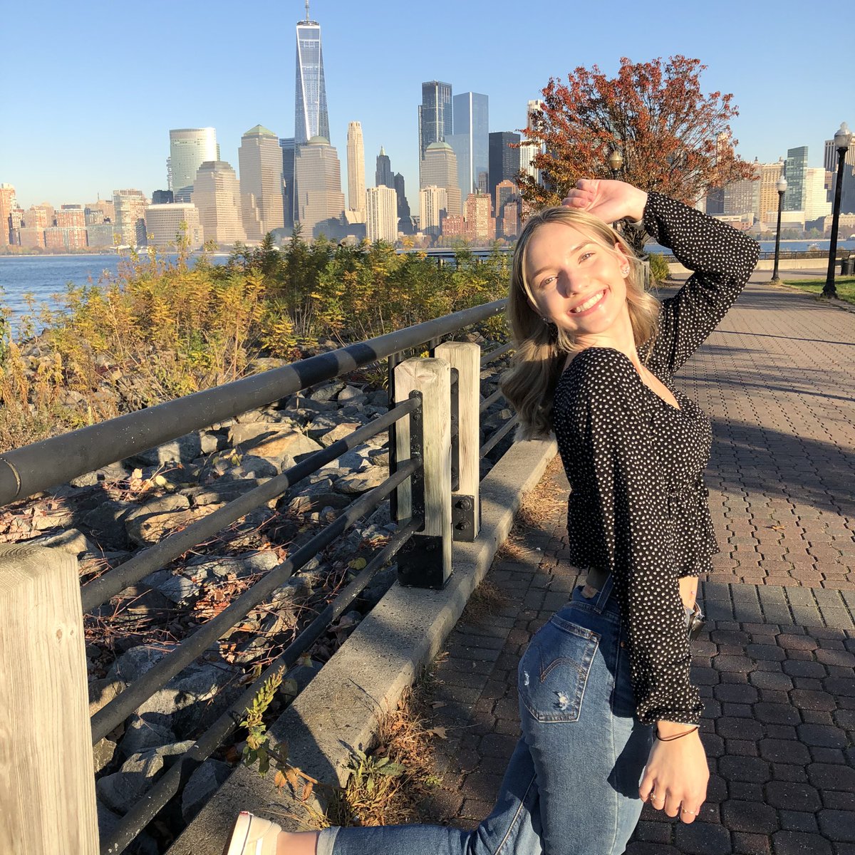 taylor_lynnb's tweet photo. blessed to see another year 💛 last year as a teen :) #19 https://t.co/DXuIdY3ZAq