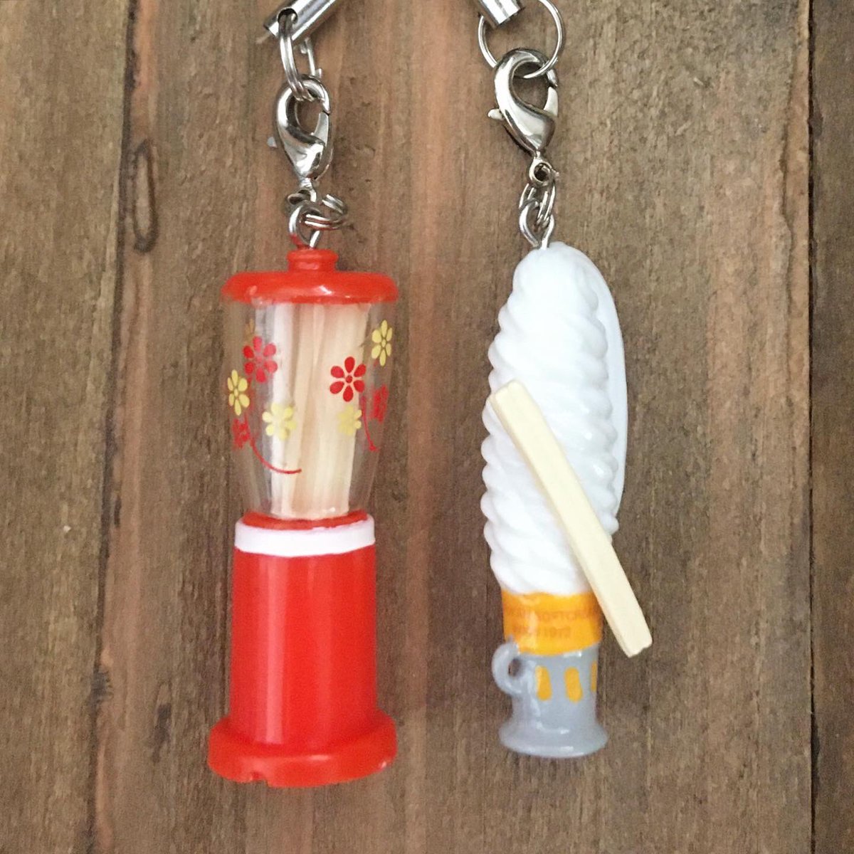 ぽー ぽー いわて銀河プラザに寄ったら マルカンビルのストラップ売ってた 可愛い 箸立ての中の箸 ちゃんと1本1本独立している