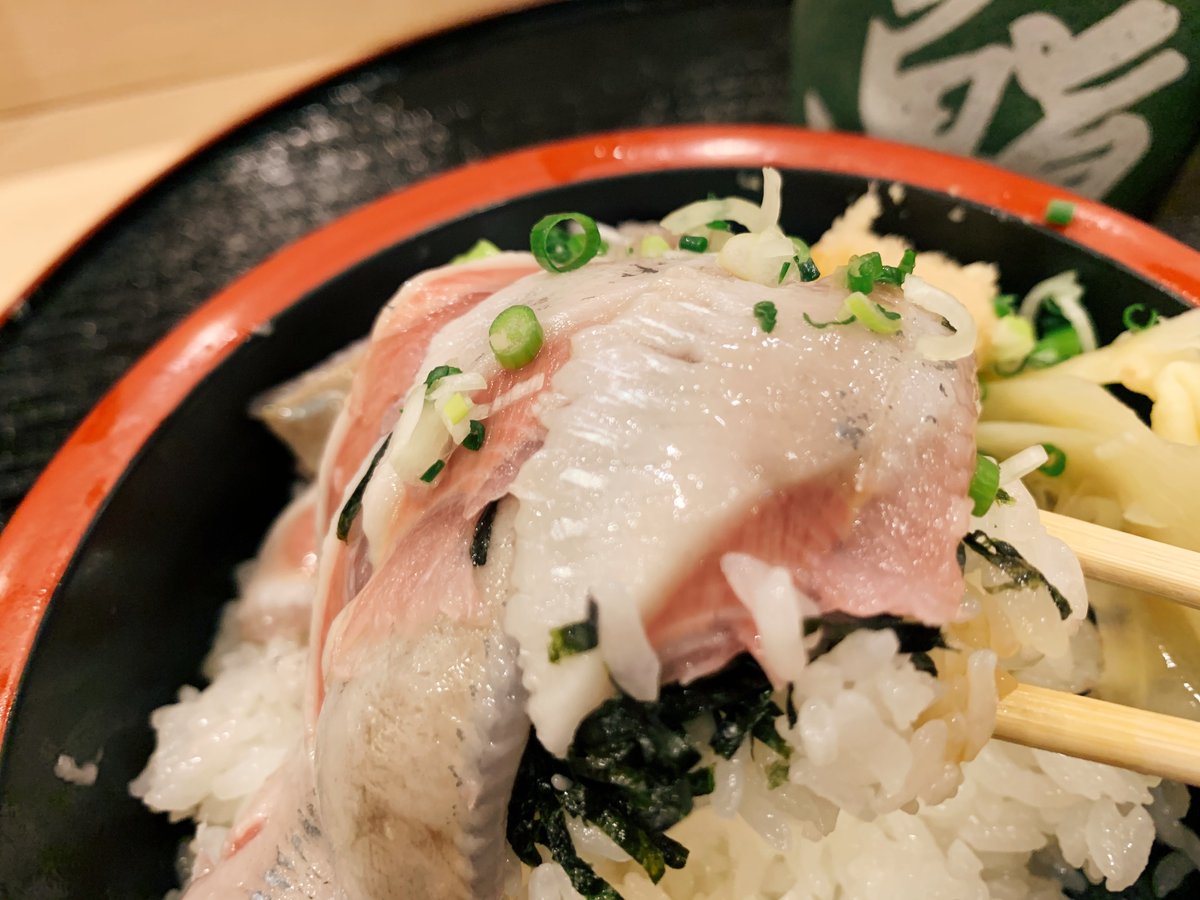 【寿司 う月】 @東京：目白駅から徒歩1分 ツヤツヤ輝く「いわし丼」を食べられるお店。 柔らかくとろける食感のいわしが丼全体を彩っており、ほどよく脂が乗った逸品！プリプリないわしを存分に楽しめます！ ランチ限定品になります！