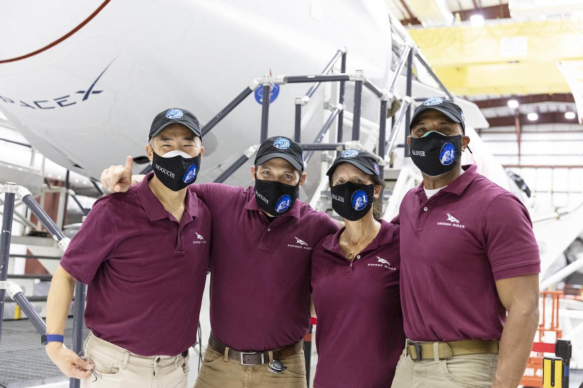 Check out photos of the Falcon 9 rocket and the Crew Dragon “Resilience” spacecraft inside SpaceX's hangar earlier today.
The Crew-1 astronauts visited their spaceship before it rolled out to pad 39A.
📷: @SpaceX
More photos: https://t.co/qSQQj5F6Od https://t.co/ftV1kp3lxu