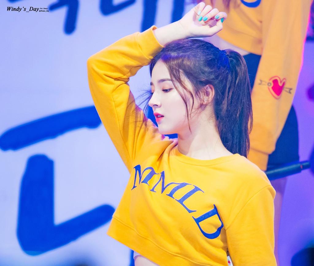 NancyDabinMMLD's tweet photo. Her side profile always has me weak. #MOMOLAND2ndTEASER #Ready_Or_Not @MMLD_Official
#4YearsWithMOMOLAND #NANCY #낸시 #그루 https://t.co/DhWZ2UXylH