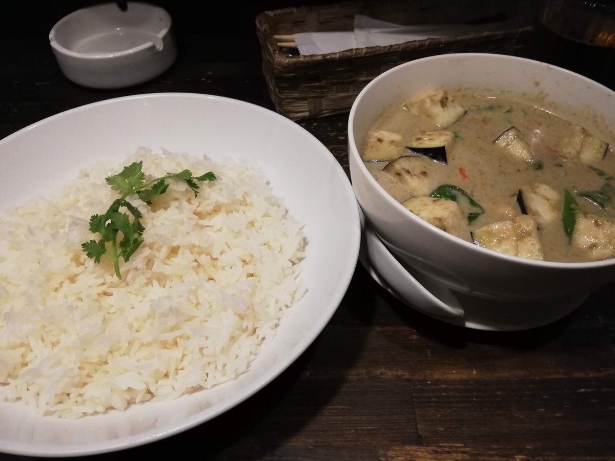 VACAN_kariman's tweet photo. 昨晩は #福島 の #タイ料理店 #NeoThai #ネオタイ さんへ。ちょっと慌ただしい1日だったが、お母さん（と呼ばせていただいている店長さん）が優しくいろんなアドバイスをくださり感謝。
#シンハー🍺と辛めの #グリーンカレー🍛で元気補充できた〜
【今入れるかはこちら👇】
https://t.co/wkCn5buH0b https://t.co/wAAUWkbSVd