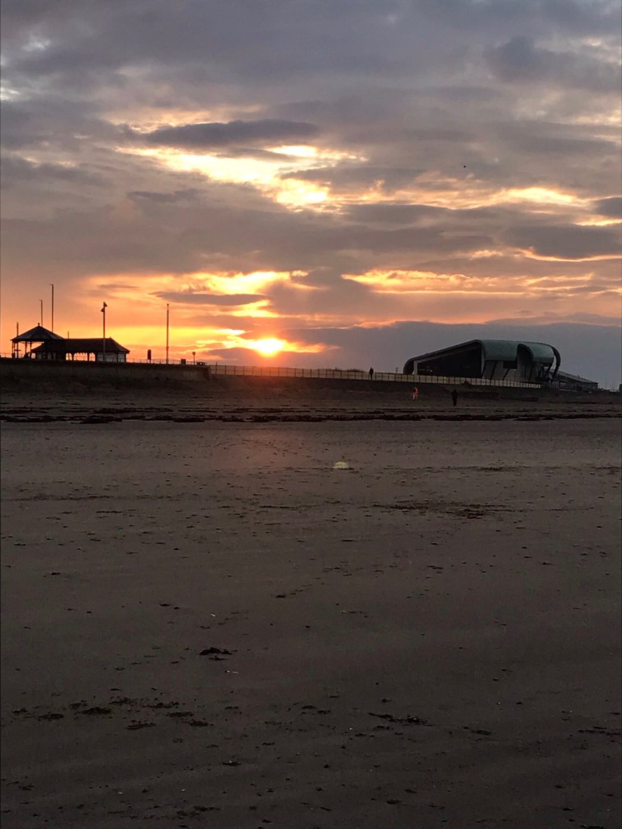 TPASGill's tweet photo. The sun going down on Redcar beach #peaceful #gettingfreshair https://t.co/eHSvV2KR8y