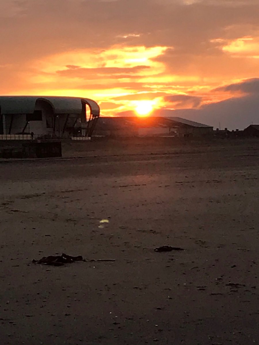 TPASGill's tweet photo. The sun going down on Redcar beach #peaceful #gettingfreshair https://t.co/eHSvV2KR8y