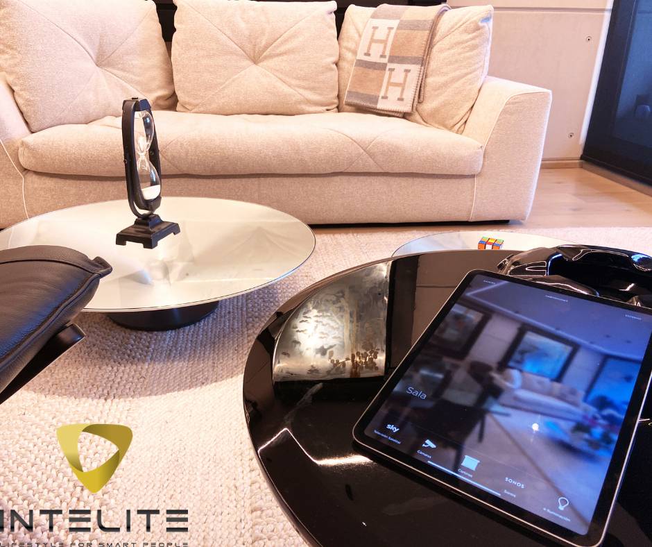 Haz que tus espacios sean como siempre has querido con la automatización de tu hogar. Gestiona desde la palma de tu mano la iluminación, las persianas, la seguridad, el entretenimiento y otros elementos a través de tus dispositivos móviles. Disfruta de tu casa al máximo.