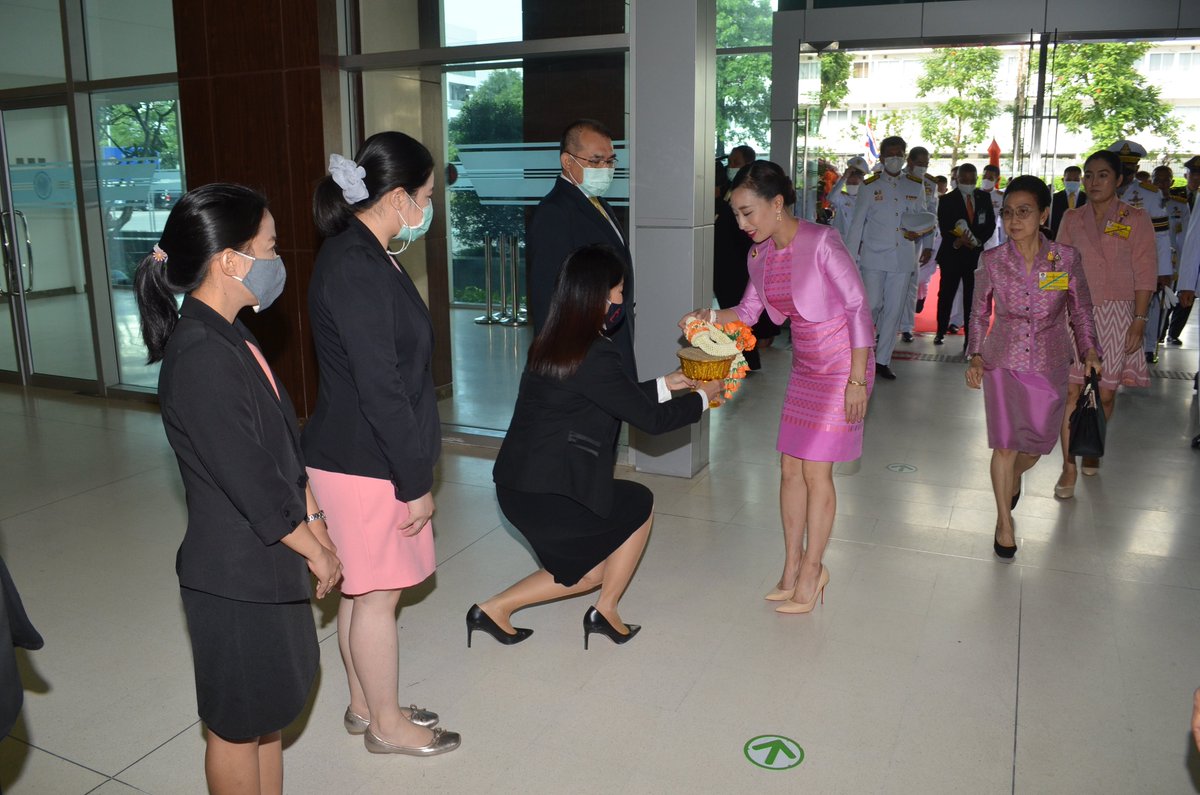ByCentra's tweet photo. สมเด็จพระเจ้าลูกเธอ เจ้าฟ้าพัชรกิติยาภา นเรนทิราเทพยวดี กรมหลวงราชสาริณีสิริพัชร มหาวัชรราชธิดา พระราชทานโล่เชิดชูเกียรติแก่ผู้แทนหน่วยงานที่มีการดำเนินงานดีเด่น
#CentrabyCentaraGovernmentComplexHotel
#Centara
#Hotel
#Bangkok https://t.co/c4JxxXkB94