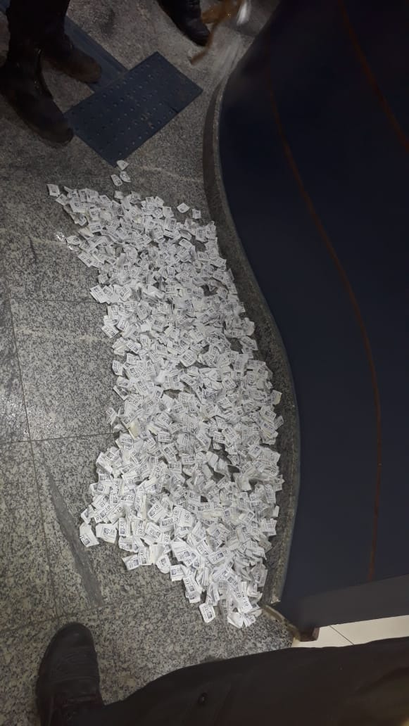 PMERJ's tweet photo. Além das drogas, foram apreendidos material para endolação, uma balança e dois aparelhos celulares. O caso está registrado na #119DP.

#PMERJ #ServireProteger #NaLutaContraOCrime https://t.co/OOLv9ByQsD