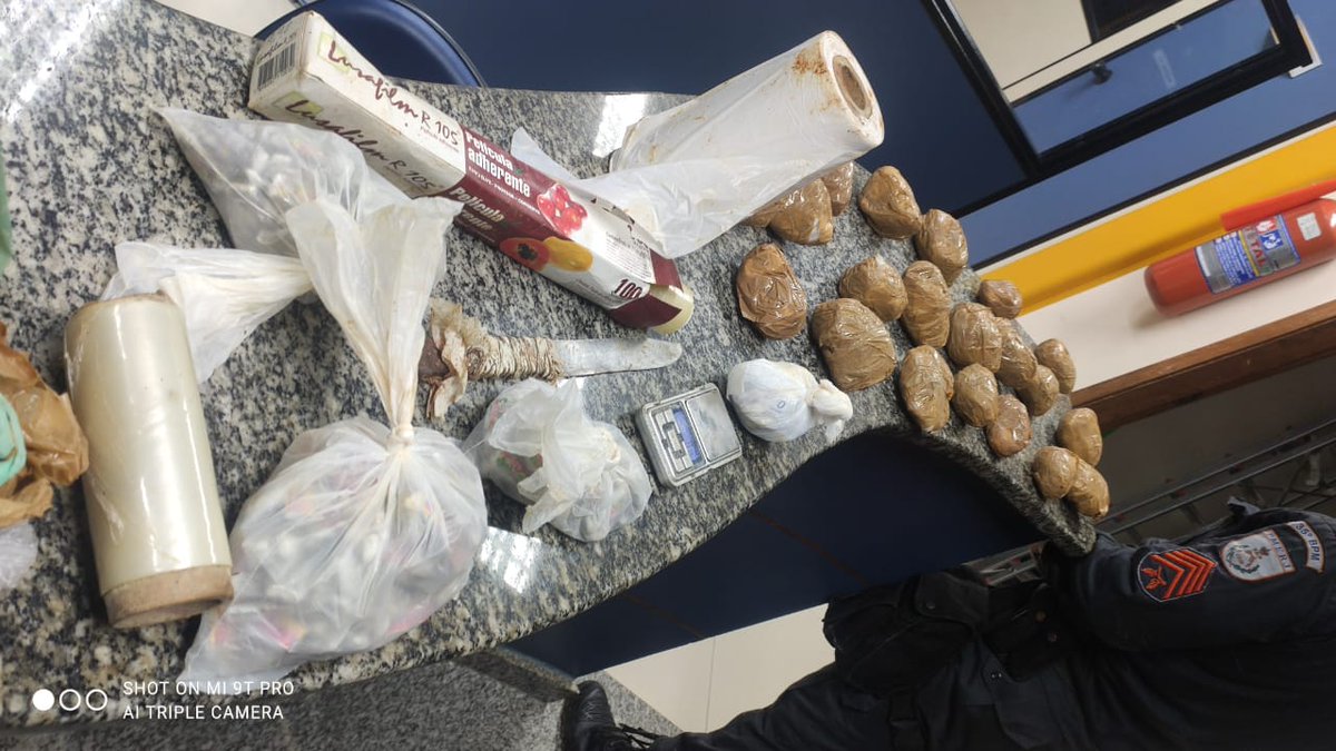 PMERJ's tweet photo. Além das drogas, foram apreendidos material para endolação, uma balança e dois aparelhos celulares. O caso está registrado na #119DP.

#PMERJ #ServireProteger #NaLutaContraOCrime https://t.co/OOLv9ByQsD