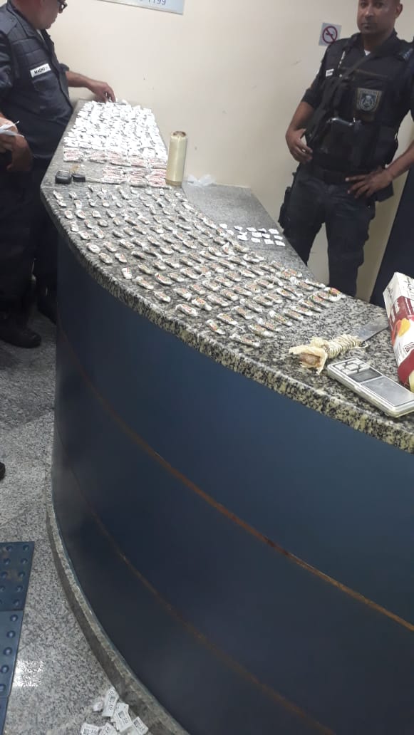 PMERJ's tweet photo. Além das drogas, foram apreendidos material para endolação, uma balança e dois aparelhos celulares. O caso está registrado na #119DP.

#PMERJ #ServireProteger #NaLutaContraOCrime https://t.co/OOLv9ByQsD