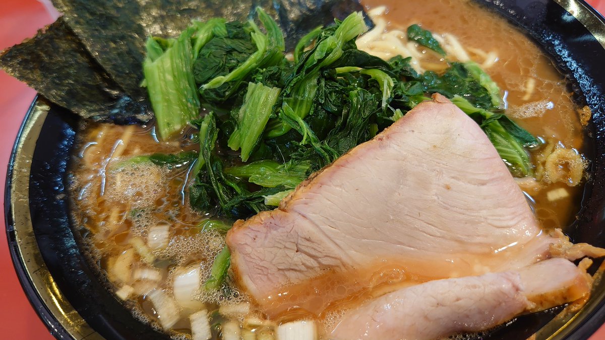 R34BLUE's tweet photo. 今日食べた横浜家系ラーメンの「環2家」。ラーメン750円＋ほうれん草増し150円。硬め濃いめで。環2家は家系でも味が濃いめだけど、昨日杉田家のラーメンを食べたせいなのか、今日はいつもよりちょっとしょっぱく感じたな。美味しかったけど👍

#ラーメン　#横浜家系ラーメン　#環2��　#杉田家 https://t.co/qFyD9E16Cq