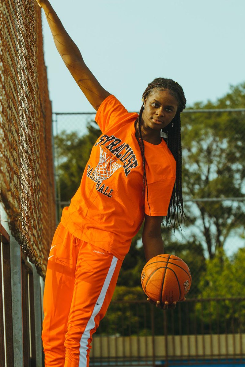 DrewEbanks's tweet photo. ON POINT: Official @CuseWBB signing day for @L_lattimore33 &amp; @Shydw4 of @RoyalCrownWBB is on Wednesday November 11th at 6pm est! Save this livestream link so you can witness Canadian basketball history! @CoachQatSU https://t.co/PZdM6Gz86r
📷: @C0URTSIGHT @joshbryanscott https://t.co/K6beiNt1EB