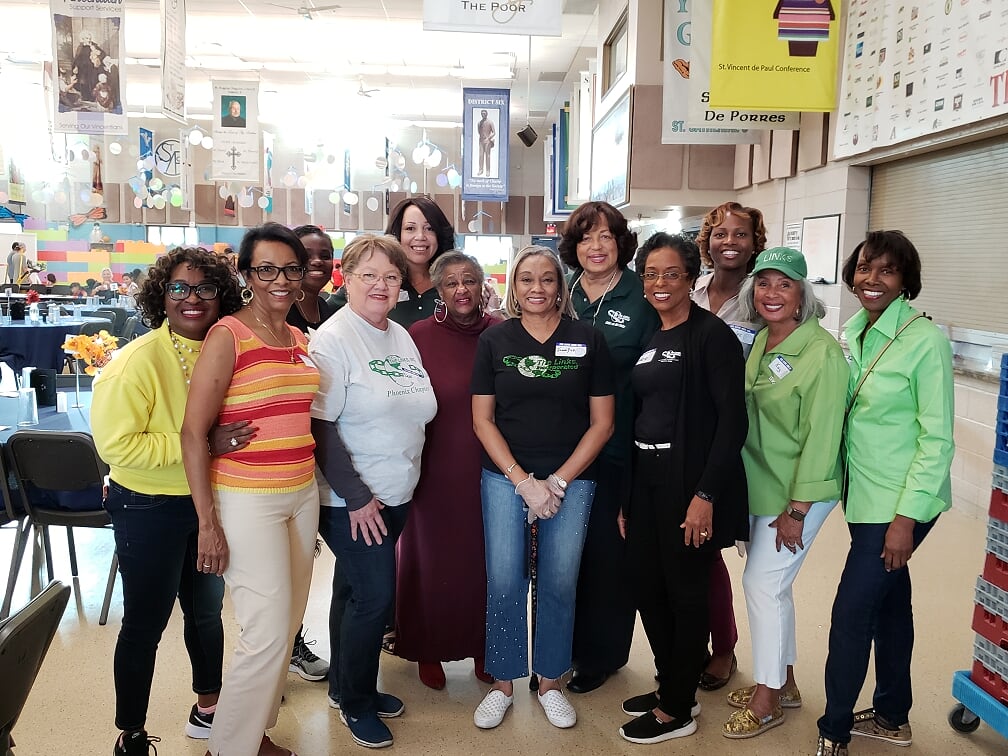 phoenixlinksinc's tweet photo. OTD, we celebrate The @linksinc National Day of Friendship &amp; Service &amp; Founders Day. While we are living in an era defined by masks &amp; social distancing, the @phoenixlinksinc's 2018 day of service w/ @SVdP reminds us of why we remain #linkedinfriendship. #friendsservingsince1946 https://t.co/tEHO1HK4xg