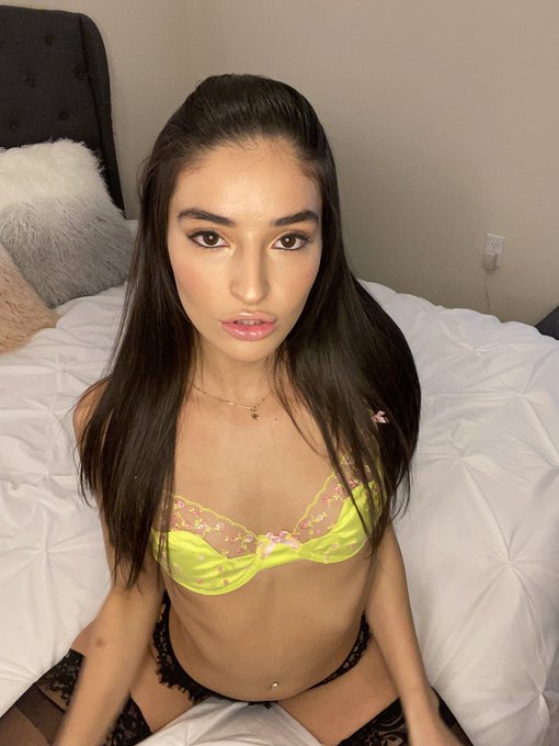 1 pic. Hey loves ! Join me this Wednesday at 5 pst for a filthy live show 💛💕 Can't wait to see you there