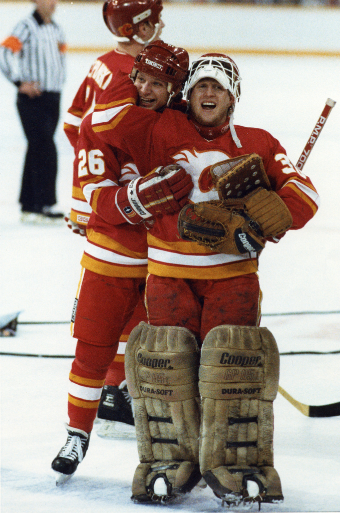 AlumniFlames's tweet photo. Nov 9, 1986 – In 1st meeting since Cup Final a 3-0W vs Montreal gaining some revenge for series loss in May. Mike Vernon 22 saves for the SO. After 0-0 1st period Nick Fotiu & @AMacInnis2 scored in 2nd; Hakan Loob ENG in 3rd #redhothistory #PeterMaher #flameshistory https://t.co/89E9HECYow
