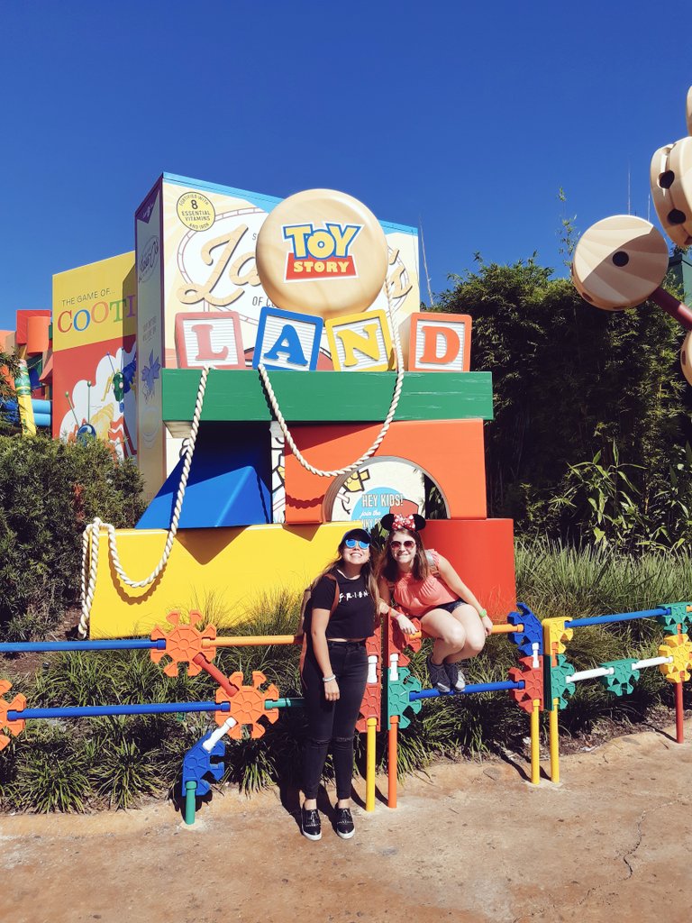 daniloupez's tweet photo. Hace un año estaba disfrutando la vida en Disney con mis amigos :( https://t.co/WeR0c0zSjX