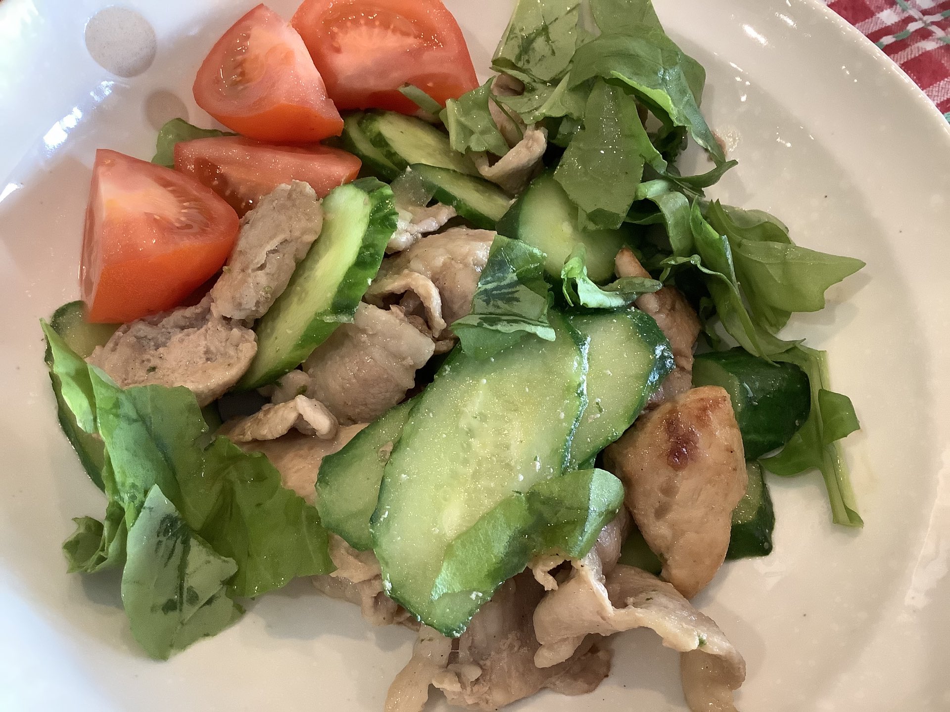 تويتر ちきりん على تويتر 本日のランチ 豚肉ときゅうりの炒め物にトマトとルッコラを添えたもの 本当は 豚肉ときゅうりの炒め物 トマトとルッコラのサラダ を作るつもりだったんだけど お腹に入ったら一緒 という神理論を採用し 一皿料理になりました تويتر ちきりん على تويتر 本日のランチ 豚肉ときゅうりの炒め物にトマトとルッコラを添えたもの 本当は 豚肉ときゅうりの炒め物 トマトとルッコラのサラダ を作るつもりだったんだけど お腹に入ったら一緒 という神理論を採用し 一皿料理になりました