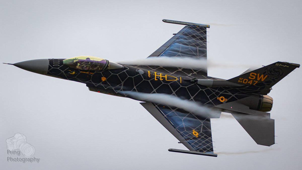 PringPhotograph's tweet photo. Venom bringing the Vapor at Stuart Airshow 

#Venom #ViperDemoTeam #Viper #F16 #FightingFalcon #LightWeightFighter #ViperDemo #F16Demo #Fangs #Toro https://t.co/NDUzFNMyiK