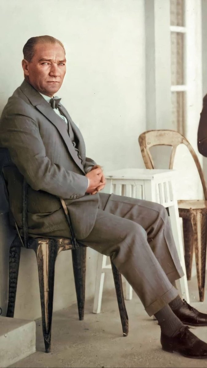 En mesut Türkler, Atatürk yaşarken ölmüş olanlardır. Ömrümüzün ve Türk tarihinin en acı yasını tutmak talihsizliği bize düştü...