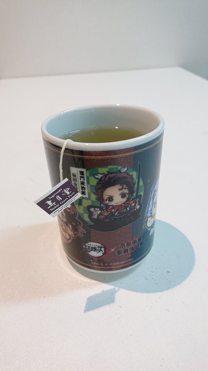 kabukimetsu's tweet photo. 【グッズ情報！その陸】
本日は湯呑みのご紹介です。
ぐるりと一面に炭治郎たち五人のミニキャライラストがデザインされています！
女性にも男性にも持ちやすいサイズ感です。

同じく物販や通販にて販売中の寿月堂さんの“芽茶”を淹れてみました🍵 https://t.co/hj5OxkHd3T