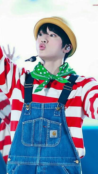 seokjinbit's tweet photo. KIM SEOKJIN WEARING OVERALLS IS JUST THE MOST PRECIOUS THING EVER OKAY https://t.co/iONdxj1d7c