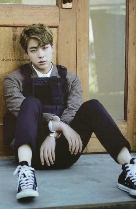 seokjinbit's tweet photo. KIM SEOKJIN WEARING OVERALLS IS JUST THE MOST PRECIOUS THING EVER OKAY https://t.co/iONdxj1d7c