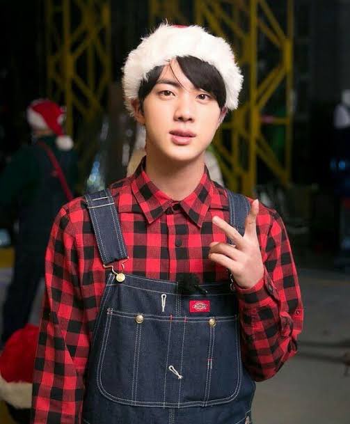 seokjinbit's tweet photo. KIM SEOKJIN WEARING OVERALLS IS JUST THE MOST PRECIOUS THING EVER OKAY https://t.co/iONdxj1d7c