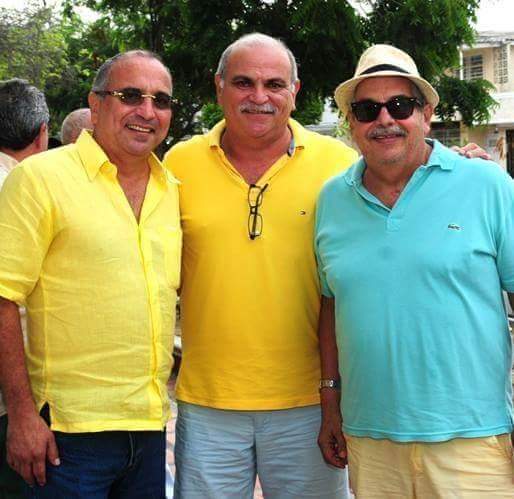 Fonchobernal19's tweet photo. De los 4 hermanos hombres de la familia ,bernal quedamos los 3
El #3el #5 y el bebe probeta yo #6 https://t.co/r6idDilJzP