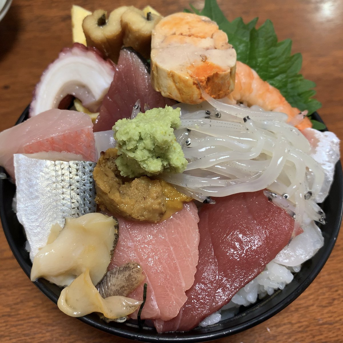 koike002's tweet photo. 大田区蒲田本町(蒲田税務署隣)「お料理 やまもと」海鮮丼¥1100 大盛無料 https://t.co/c52cZAXjv5