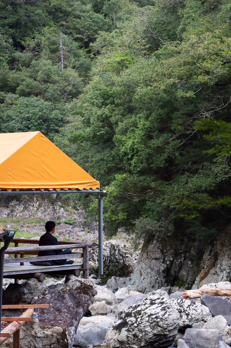 道の駅長門峡 長門峡遊歩道 今と昔 鈴ヶ茶屋 鈴ヶ茶屋に到着すると 鮎料理など美味しいご飯を頂くことができます 丁度半分の地点なので休憩にも最適です 鈴ヶ茶屋の営業状況は入り口で確認することができます 現在ではテントのような屋根です
