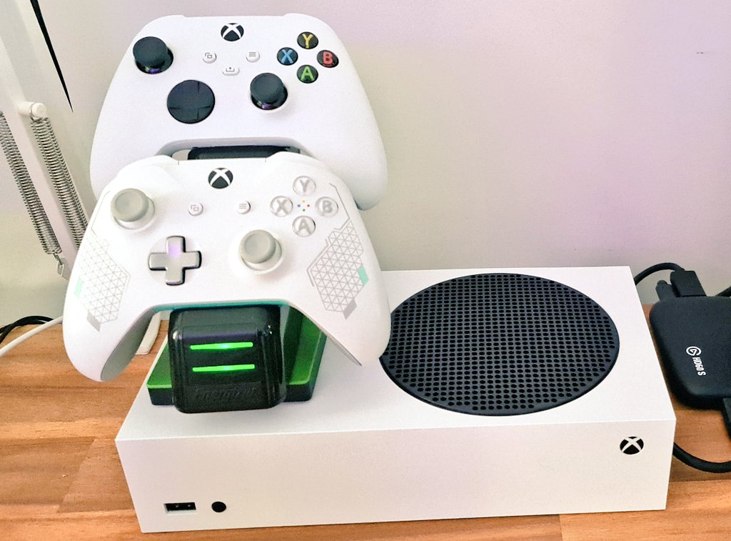 xoxomazzy's tweet photo. My own #XboxSeriesS
Isn't it the cutest and the #smallestxbox you've ever seen @XboxANZ?
Next purchase is the ssd external storage 🥰
Can't wait to be rocking out some @XboxGamePass streams in this baby soon!
@nightlifecrewc https://t.co/Zb7BQu74Zx