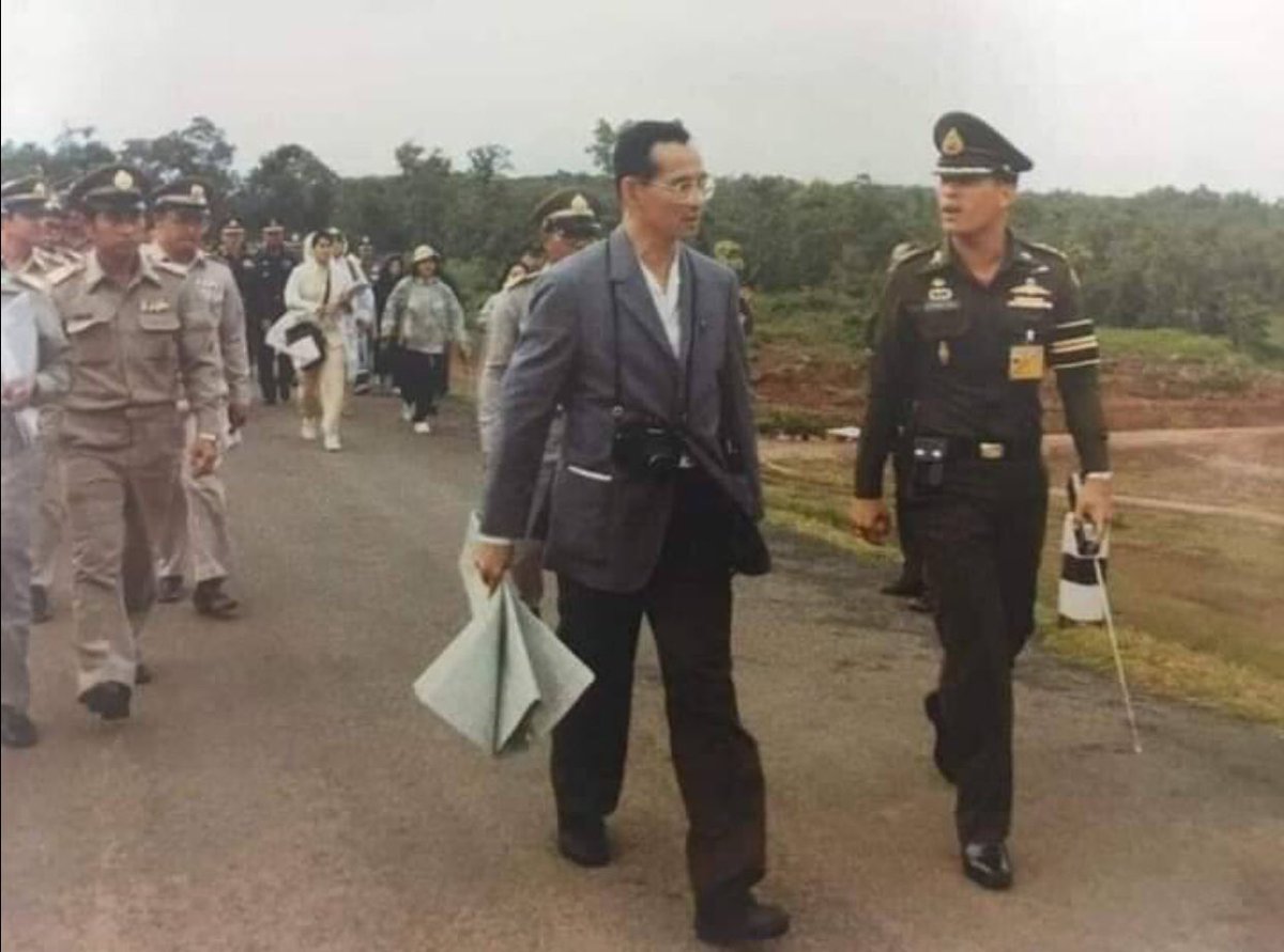 2254dongyang's tweet photo. #พระมหากษัตริย์ผู้ทรงธรรม
#เราจะเดินไปด้วยกันด้วยความรัก https://t.co/aSL7qdg2ih