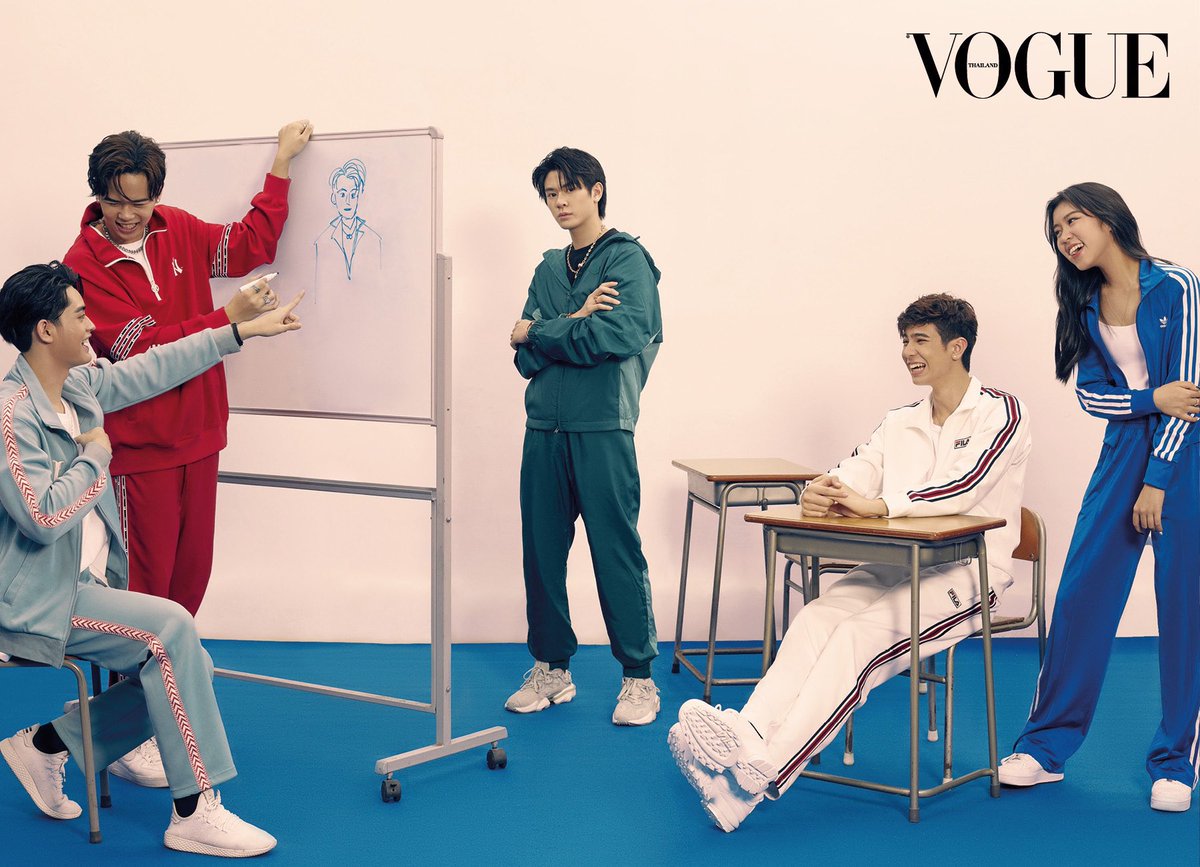 sivk_'s tweet image. ครูพี่เติ้ด = สอนวิชาถ่ายรูป
ครูพี่เจมส์ = สอนวิชาถ่ายแบบ
ครูพี่แจ๊คกี้ = สอนวิชาศิลปะ
ครูพี่ปอร์เช่ = สอนอะไร ไม่สอน เล่นกับเด็ก