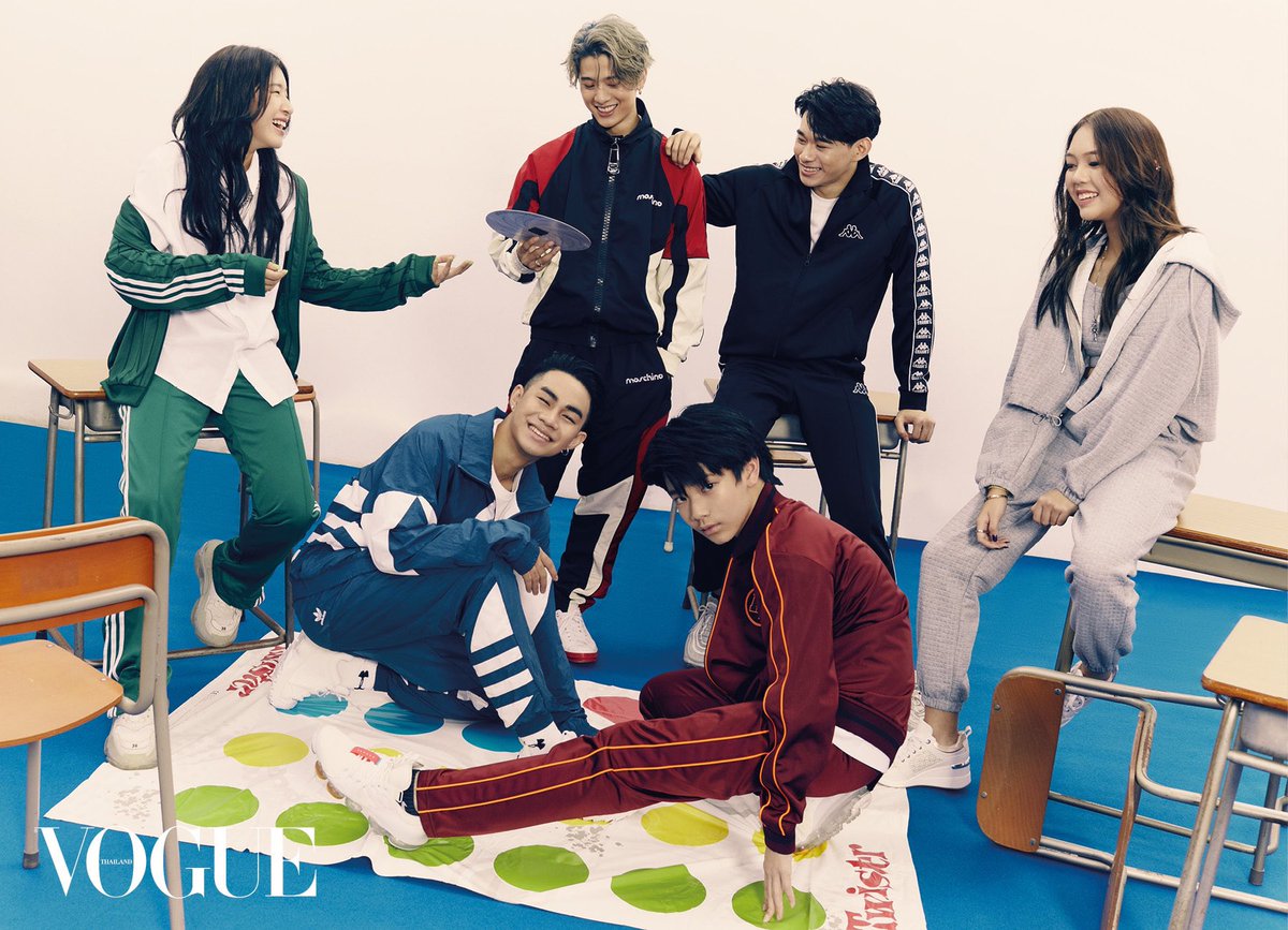 sivk_'s tweet image. ครูพี่เติ้ด = สอนวิชาถ่ายรูป
ครูพี่เจมส์ = สอนวิชาถ่ายแบบ
ครูพี่แจ๊คกี้ = สอนวิชาศิลปะ
ครูพี่ปอร์เช่ = สอนอะไร ไม่สอน เล่นกับเด็ก