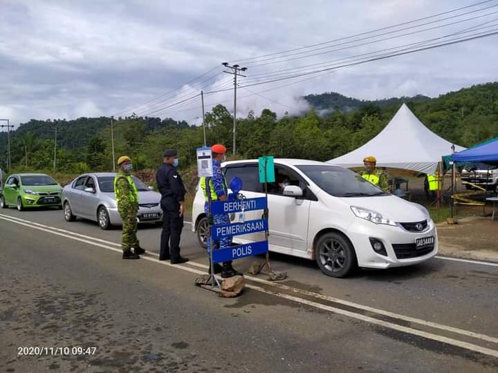 RELATongod1's tweet photo. 10 NOV ||SEKATAN JALAN RAYA DAERAH TONGOD

Sekatan Jalan Raya bersama RELA, PDRM dan APM mengawal pergerakan orang awam keluar masuk dan membuat pemeriksaan kenderaan yang melalui jalan ini agar mematuhi arahan semasa.
@KDNPUTRAJAYA 
@relamalaysia https://t.co/gJfB6C8w6p