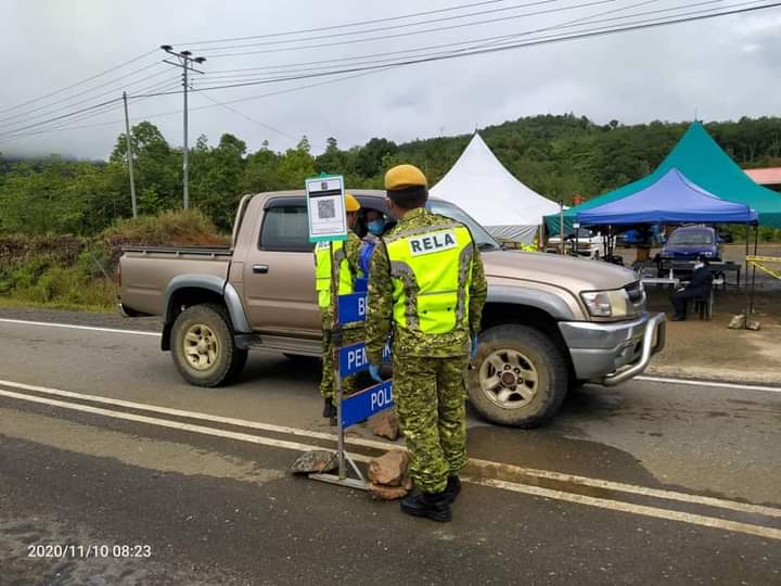 RELATongod1's tweet photo. 10 NOV ||SEKATAN JALAN RAYA DAERAH TONGOD

Sekatan Jalan Raya bersama RELA, PDRM dan APM mengawal pergerakan orang awam keluar masuk dan membuat pemeriksaan kenderaan yang melalui jalan ini agar mematuhi arahan semasa.
@KDNPUTRAJAYA 
@relamalaysia https://t.co/gJfB6C8w6p