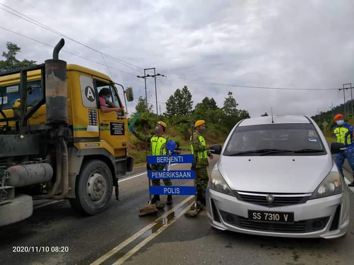 RELATongod1's tweet photo. 10 NOV ||SEKATAN JALAN RAYA DAERAH TONGOD

Sekatan Jalan Raya bersama RELA, PDRM dan APM mengawal pergerakan orang awam keluar masuk dan membuat pemeriksaan kenderaan yang melalui jalan ini agar mematuhi arahan semasa.
@KDNPUTRAJAYA 
@relamalaysia https://t.co/gJfB6C8w6p