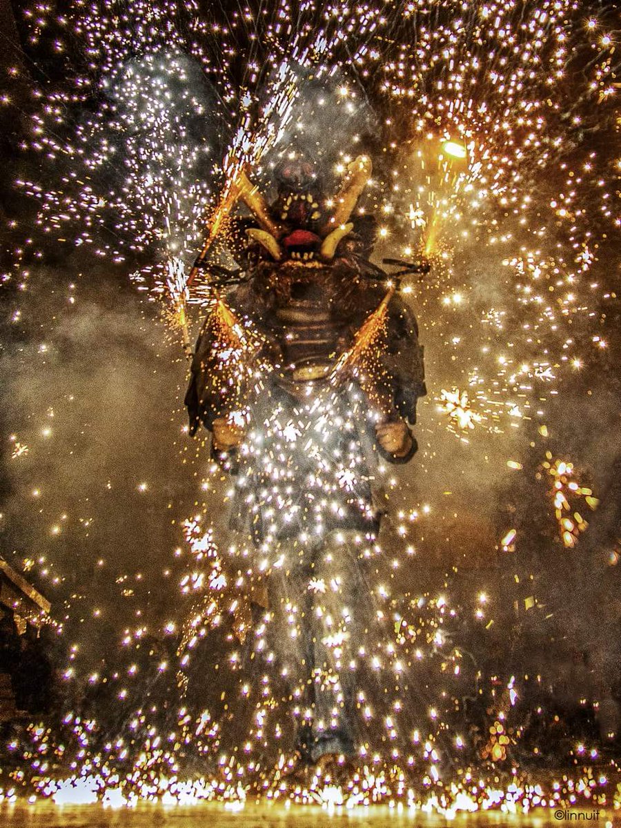 Avui el Pork del Clot fa 7 anys!🎂La figura es va estrenar per la #FestaMajor del Clot amb motiu del 150è aniversari de la Xarcuteria Bosch!🐷

D'aleshores ençà, protagonitza un acte molt peculiar. Saps quin és?🔥

T'ho expliquem!👇
barcelona.cat/culturapopular…