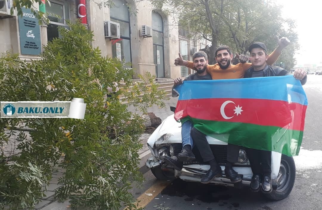 Maşınları ilə qəzaya düşsələrdə qələbə sevincinə heç bir neqativ təsir eləmir.