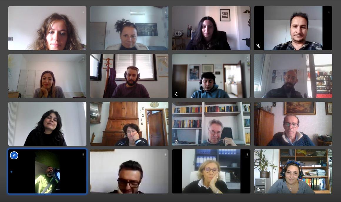 eSoft_it's tweet photo. e-Soft meeting - pochi minuti di condivisione per sentirsi tutti accomunati da un'unica finalità: la soddisfazione personale, del team e dell'utente finale #smartworking #team #informatica #ilovemyjob #collaborazione #lontanimavicini https://t.co/DSohrM38ch