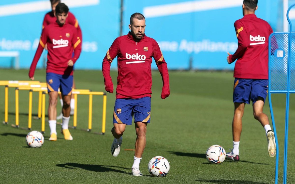 InCampNou's tweet photo. MD
ألبا من خروج كان وشيكا، إلى متألق في فريق كومان ... 💥
في السوق الصيفي الاخير، وضعت ادارة البارسا اللاعب ألبا في سوق البيع، ولكن بعد وصول كومان، وفي أول لقاء مع الظهير الأيسر، طلب المدرب الهولندي استمرار اللاعب.
الان ألبا تألق، ولديه 3 أسيست، وهو عنصر مهم في فريق كومان. https://t.co/2XbvNej1Tj