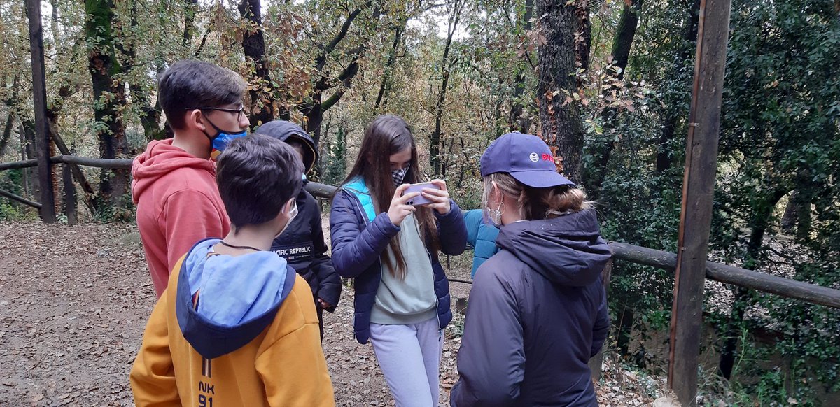 VedrunaTona's tweet photo. GRAVEM UNA PERSECUCIÓ!📹🏃🏻
Dins el projecte de Narrativa Audiovisual de 2n d'ESO, els alumnes han gravat diferents escenes a les Feixetes recreant una persecució.
Ha estat molt divertit! Ja us ensenyarem els resultats!
#ProjectesEVT #2nESO #NarrativaAudiovisual #EscolaSegura https://t.co/GoG1O6KSBg
