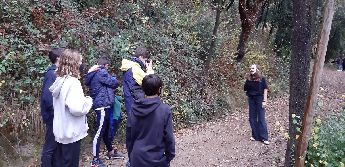 VedrunaTona's tweet photo. GRAVEM UNA PERSECUCIÓ!📹🏃🏻
Dins el projecte de Narrativa Audiovisual de 2n d'ESO, els alumnes han gravat diferents escenes a les Feixetes recreant una persecució.
Ha estat molt divertit! Ja us ensenyarem els resultats!
#ProjectesEVT #2nESO #NarrativaAudiovisual #EscolaSegura https://t.co/GoG1O6KSBg