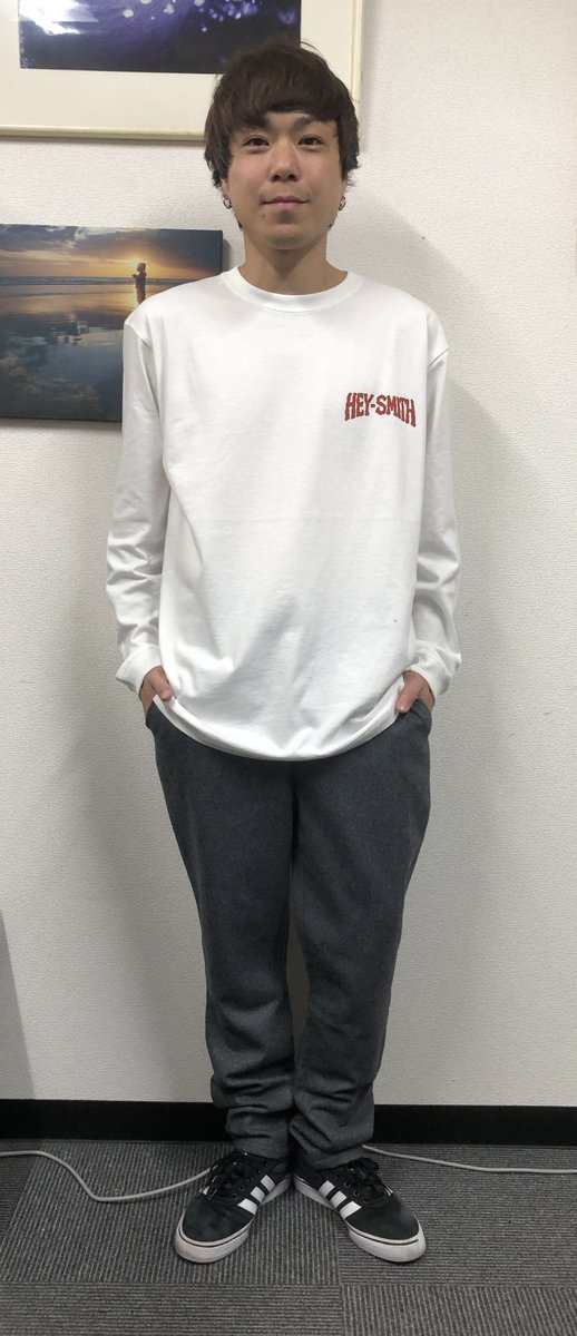 range_official's tweet photo. ★冬に活躍するパンツ♩
ウール混の厚手の生地を使用。膝から下は細身で腰回りにはゆとりのあるシルエット。
股上はゆったりして、ウェストはゴムが入りベルトも併用出来て履きやすくスタイリッシュなパンツです。
range woolstic tapered pant
https://t.co/PmbfqCp2IP
#HEYSMITH #woolpants https://t.co/uVVqYaZhrP