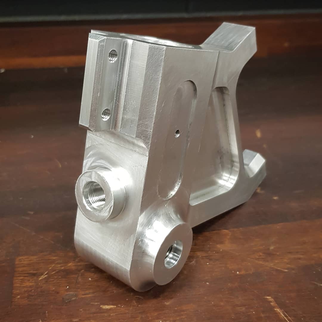 MotoMcr's tweet photo. Look at these NEW CNC machined parts for @MotoMcr !!! 😍Manufactured in house. What do you think? SWIPE! #motostudent @motostudent #cnc #machined #machining #engineering #moto #workshop #forklower #spinejoint #rearspindle #inhouse #motmcrmet https://t.co/Qw5pXHPNU3