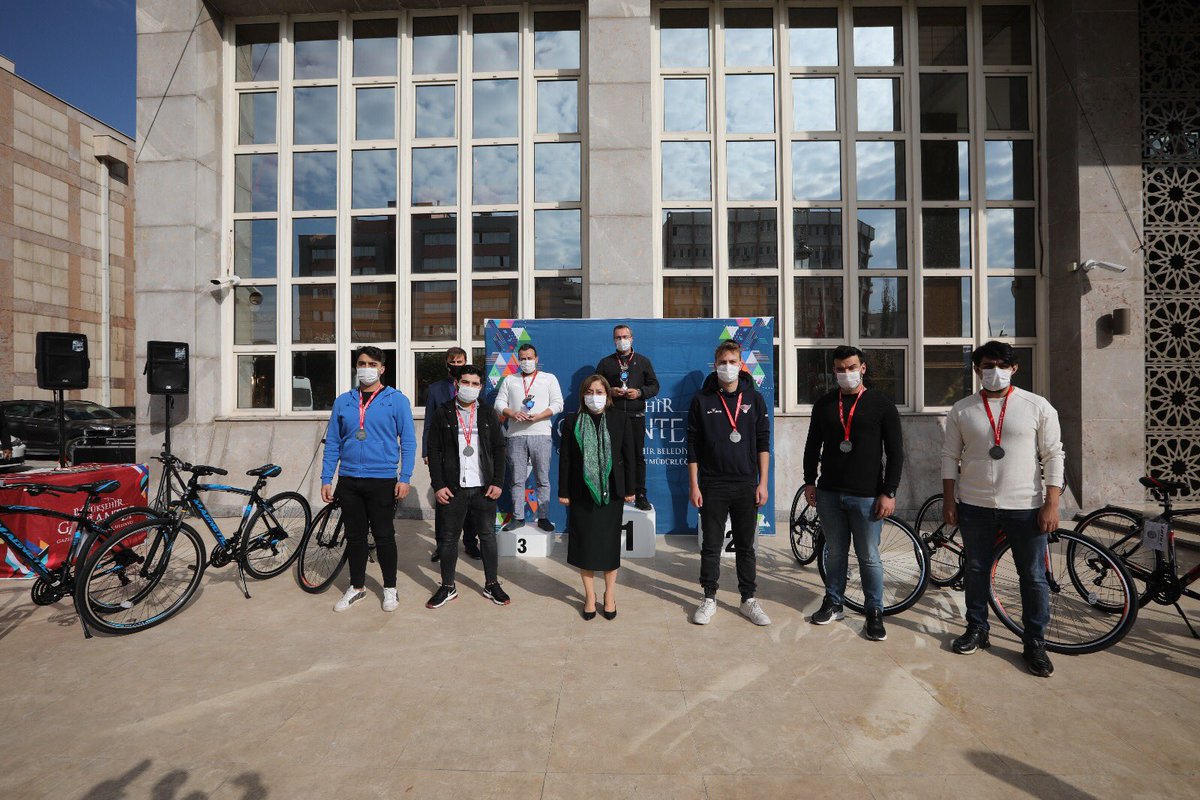 FatmaSahin's tweet photo. E-Spor Turnuvası’nda dereceye giren sporcuların ödül t��renindeyiz. 🚵‍♀️ 🚴‍♀️ 

Tebrikler gençler. 👏 https://t.co/XpemFoLhIj