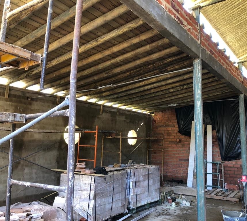 🚧Avanzan los trabajos de construcción de vivienda🚧

⚒️Os mostramos algunos detalles de la ejecución, como la solería de barro artesanal y techos con vigas de madera vistas⚒️

#sinteg
#edificación
#construcciónvivienda