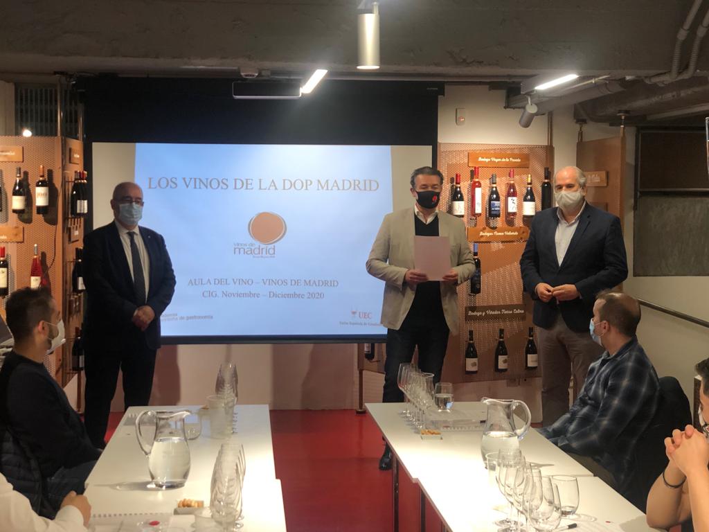 AcadMadGastro's tweet photo. Hoy ponemos en marcha el Aula Vinos de Madrid en colaboración con @VinosdeMadridDO y @UECatadores 
Un proyecto de formación gratuita para la hostelería con el fin de conocer mejor los vinos de nuestra Comunidad @MadridCalidad @AlimentosMadrid https://t.co/VPU3g69Yc0