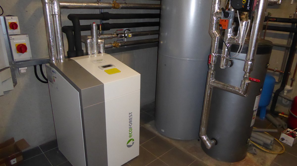 Another day, another tidy 22kW Ecoforest installation. Available in the UK from team Nuenta #greenenergy #greenhomesgrant #HeatPumps