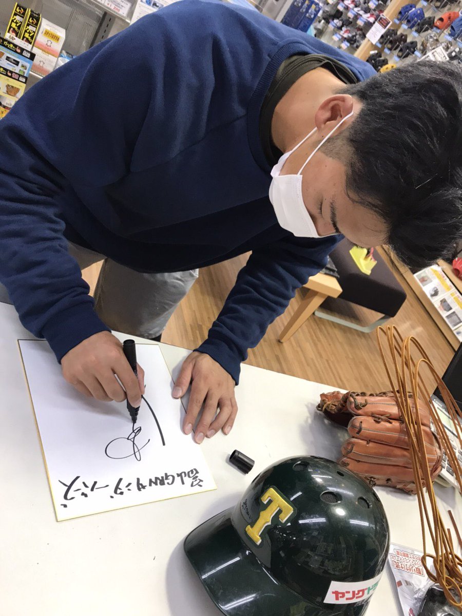 paramount_BB's tweet photo. その②#富山GRNサンダーバーズ #門屋龍征 くんの来店した真の理由、それはグラブ紐の全部交換でした😅そして、フェイスガードってどこで売ってますかぁ?なんて質問。#パラマウント に店頭在庫ありますよ❗️加工しますよ❗️って。喜んでた😭#独立リーグ #CFLAP #フェイスガード https://t.co/Kad79CUfVO